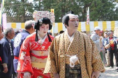 城会場を歩く殿様と姫君
