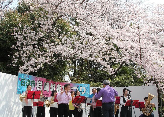 桜の下のステージ