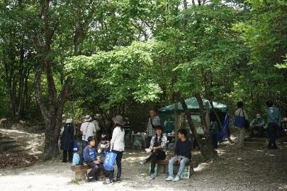 気持ちの良い木陰でタケノコ汁をいただく