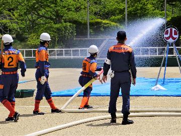 強風の中で繰り広げられた操法大会