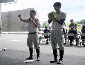JA職員が苗の持ち方・植え方を説明