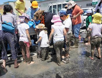 泥を洗い流してもらいながら「ぬるぬるして気持ちよかった」と話す子どもたち
