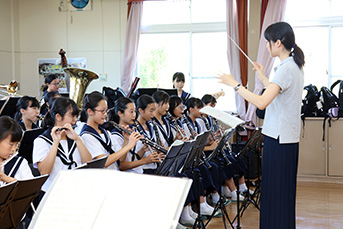 西中吹奏楽部の演奏にじっと聞き入ります