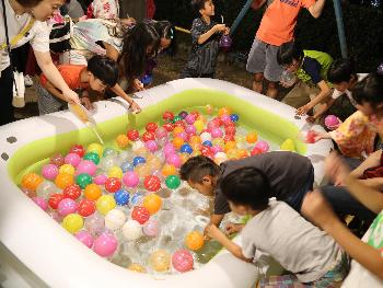 子どもたちに人気のヨーヨーすくい