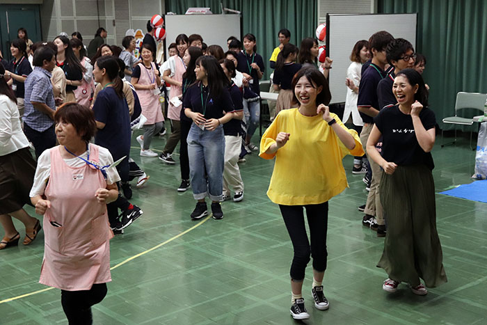 参加者もスタッフもみんなそろって盆踊り