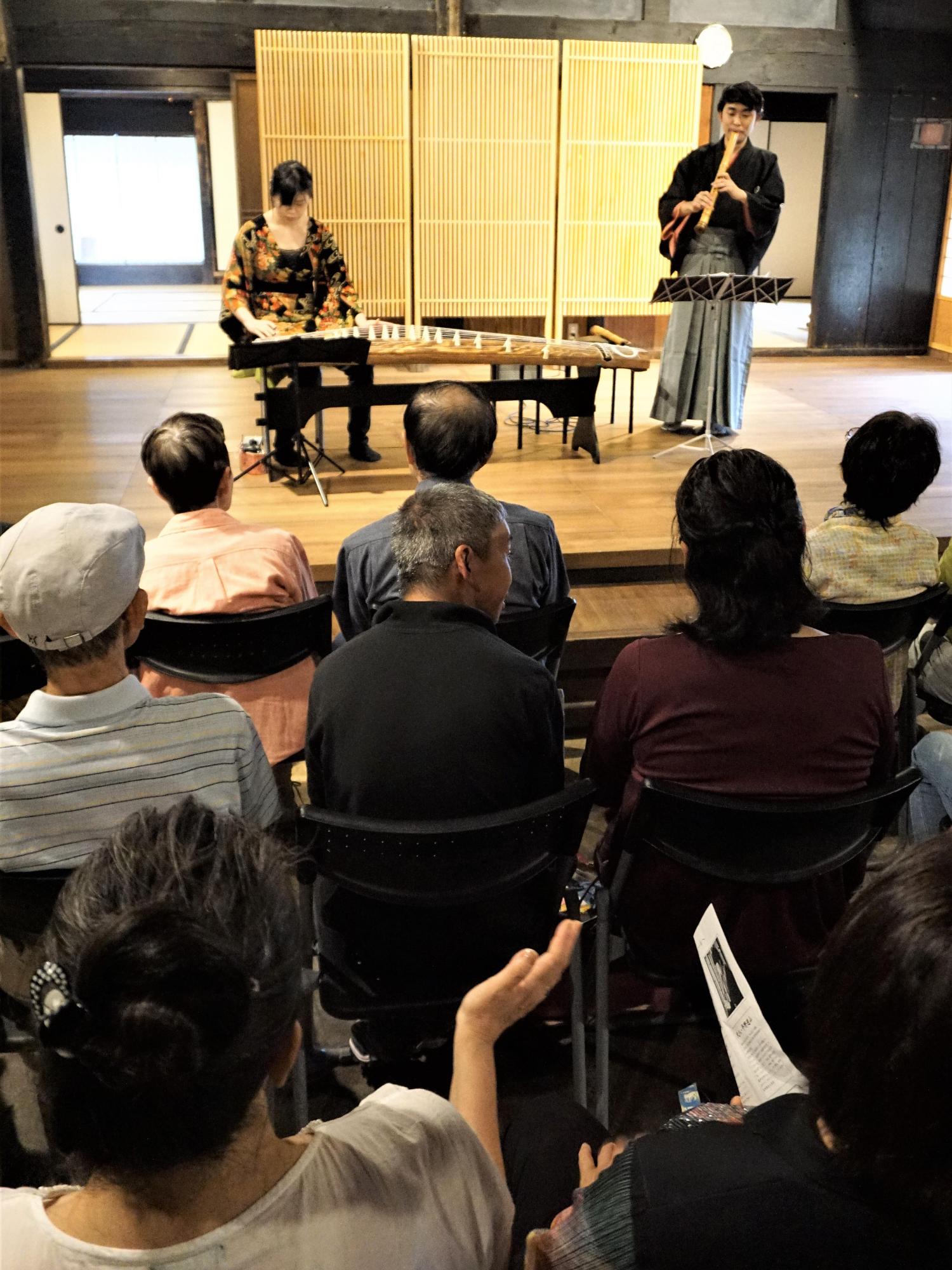 手拍子で楽しむ会場