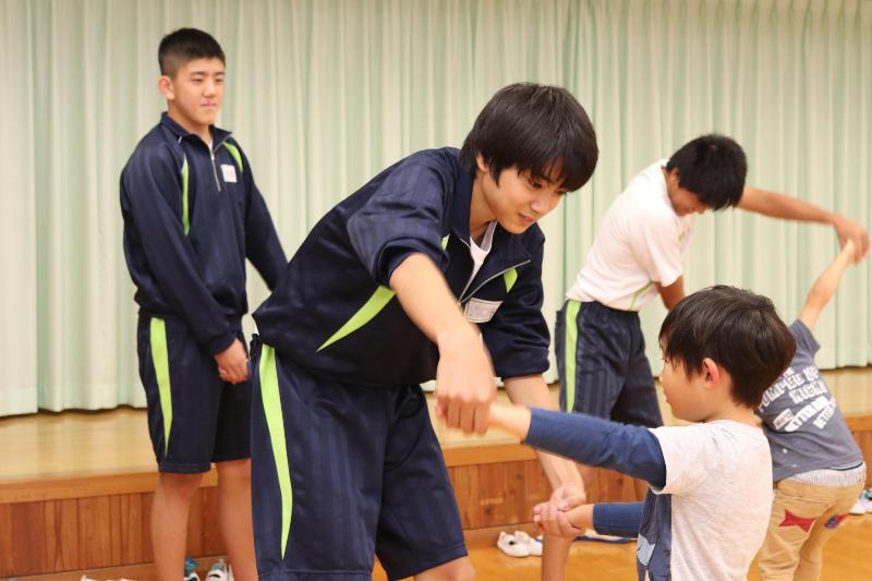 身長差がある「なべなべ底抜け」は生徒にはちょっと大変