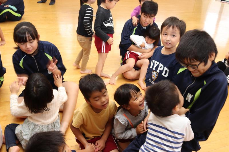 すっかり生徒たちに懐いて