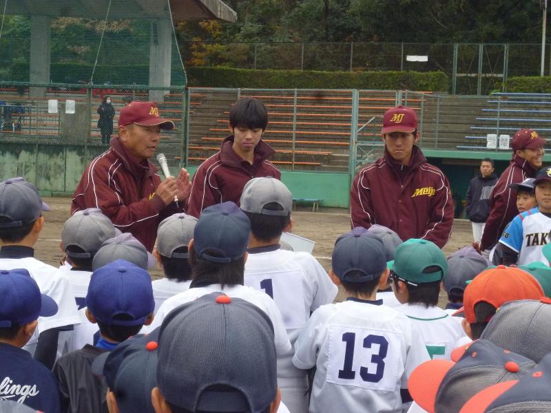 名城大学の安江監督から説明を聞く子どもたち