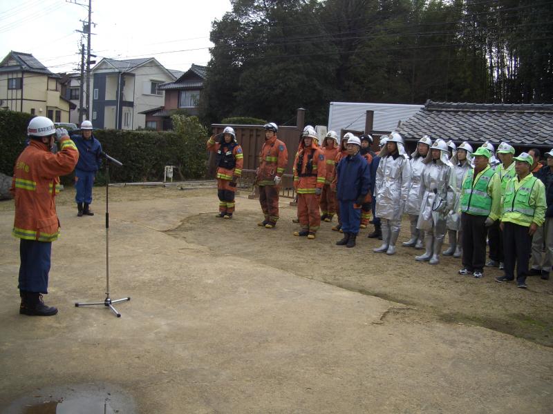 防災訓練の講評を聞く参加者
