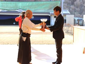 市長へ優勝杯の返還