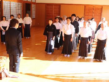 市長からの激励に身を引き締める選手たち