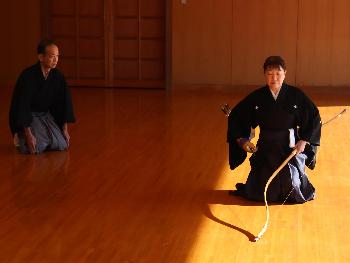 厳かな雰囲気の中、射手の威厳が感じられます
