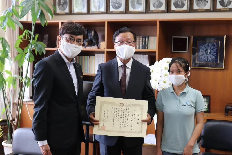 近藤市長(左)と藤田昭次代表取締役(中)、実習生のチャン・ティー・ニー・レさん
