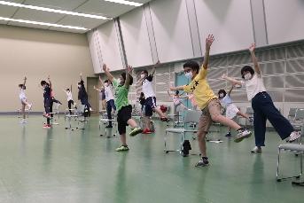 大きく万歳のポーズ
