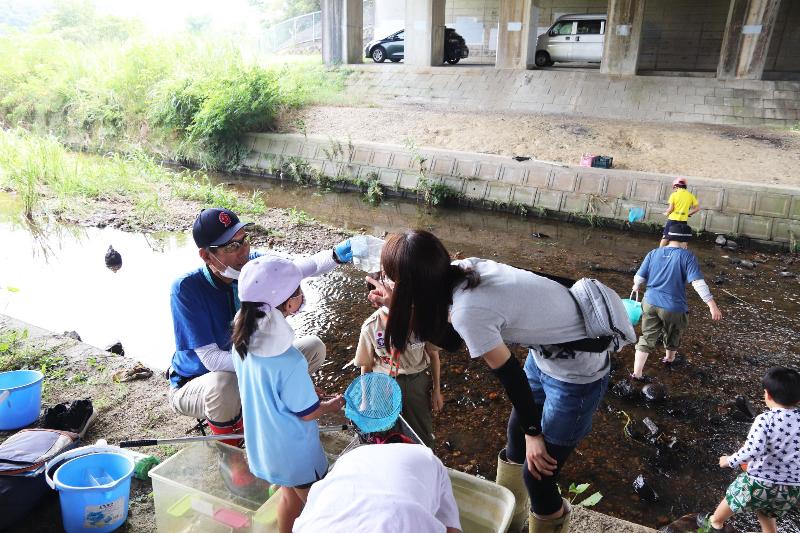 水生生物について説明する講師(左)