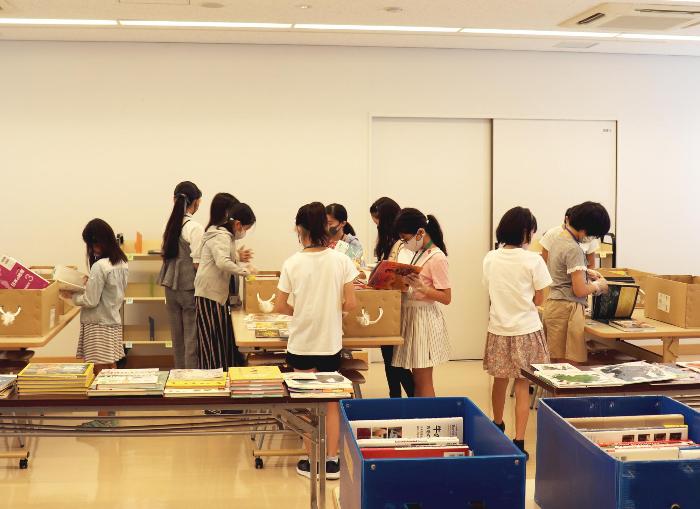 約800冊の本から選書する子どもたち