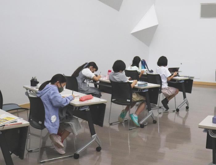 お気に入りの本の推薦文を作る子どもたち