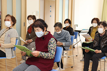 真剣な表情から関心の高さがうかがえます