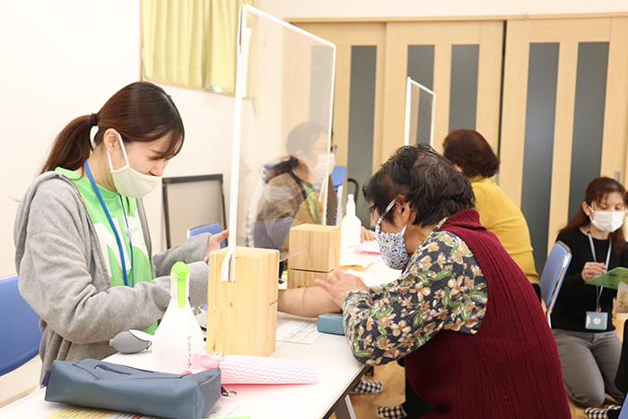 一人ずつ血圧チェックや健康相談をうける参加者