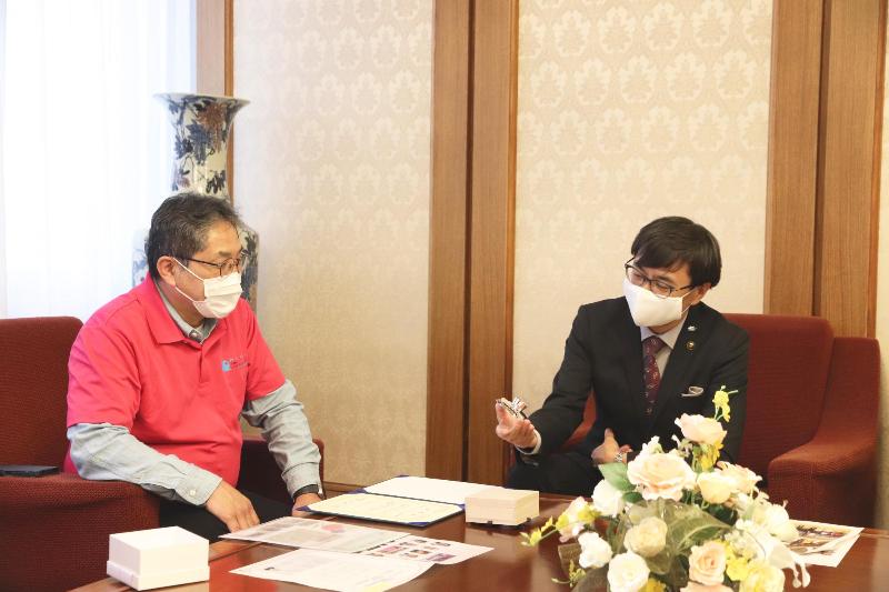 受賞の報告をする日進市レクリエーション協会会長の松崎さん(左)