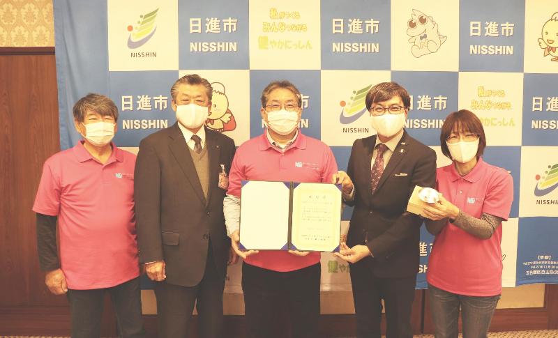 表彰状と記念品を持って記念撮影