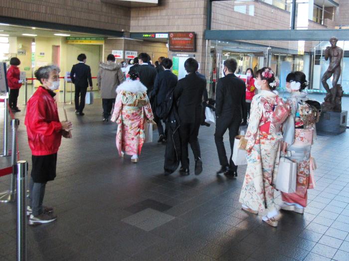 誘導に従う新成人