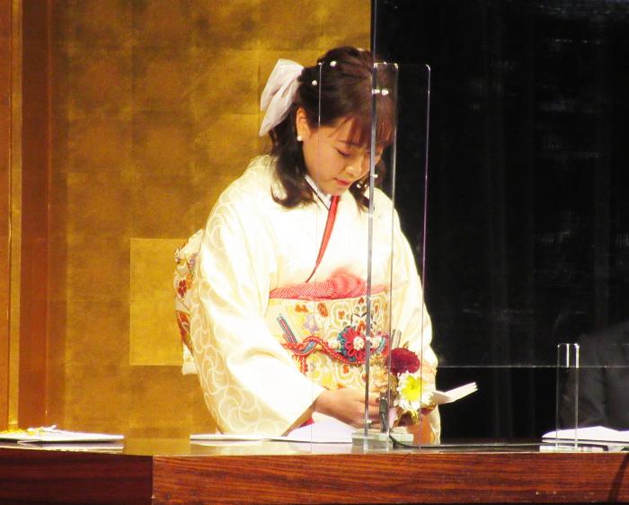 新成人の誓いを述べる兄山さん