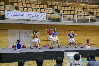 ダンスを披露する子どもたち