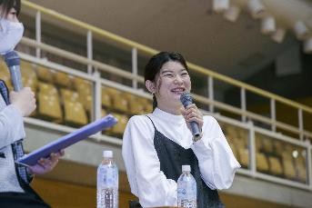 笑顔も見られ和やかな様子の高橋さん