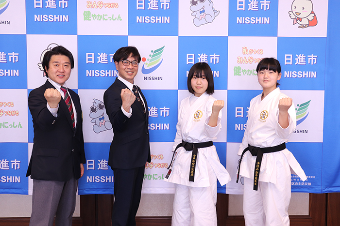 県代表に選ばれた大屋さん(写真右から2人目)、横矢さん(写真右)