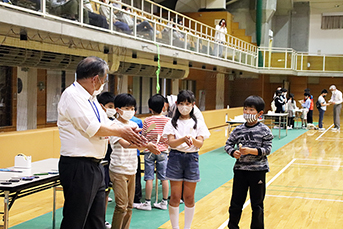 飛ばし方のこつを教わる子どもたち