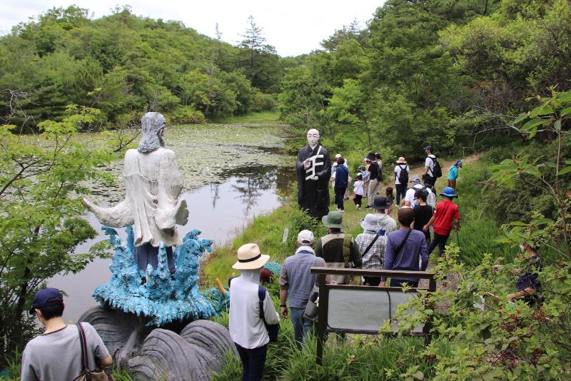五色園の豊かに保たれた自然の中で説明を受けます