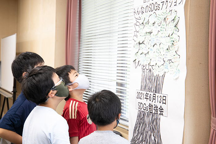 大人の木を見て、子どもたちはとても楽しそうです
