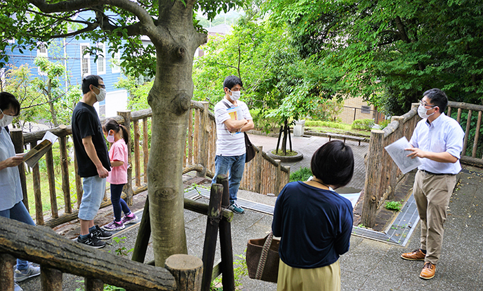 講師の大西さん(右)から猿投窯の概要を聞く参加者