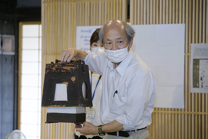 明かりの歴史を伝える講師の森口さん