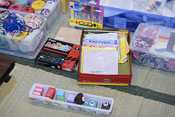 折り紙やスタンプなどであんどんを自由に飾り付け