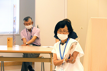 人権擁護委員による絵本の読み聞かせ