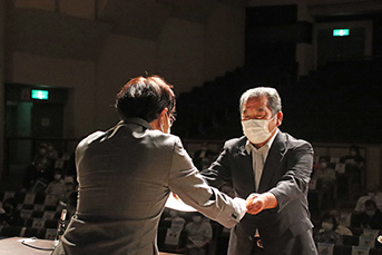 受賞した各団体の代表や個人が表彰状を受け取りました