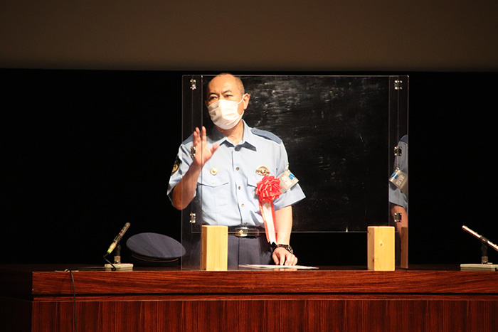参加者に特殊詐欺被害について説明する貝吹さん
