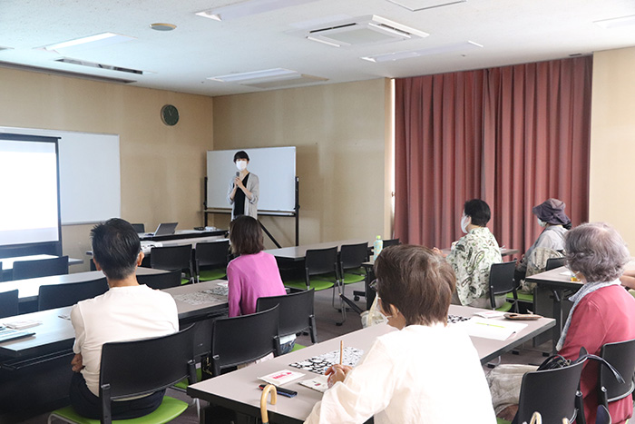 講師の話に耳を傾ける受講者