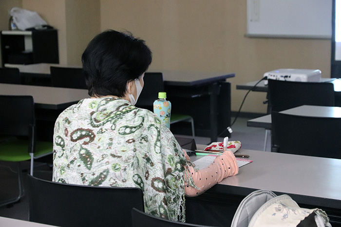 メモを取りながら話を聞く姿も