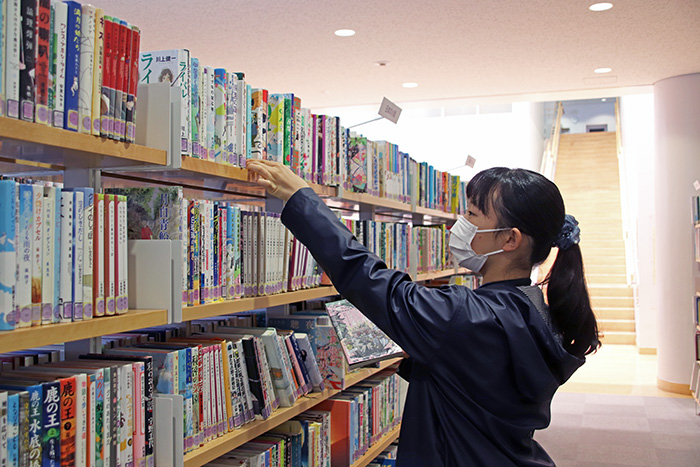 図書館の業務を体験する中学生