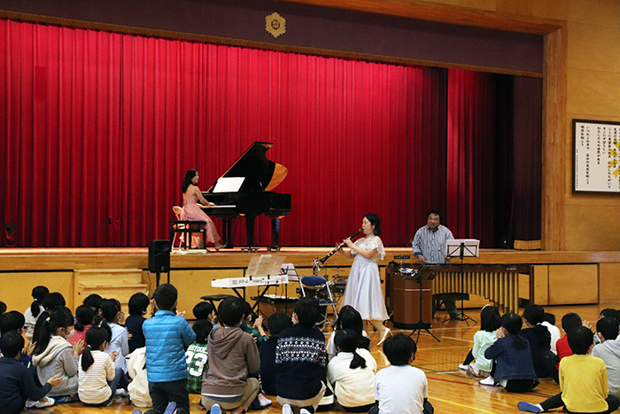 子どもたちの目の前で生演奏を披露