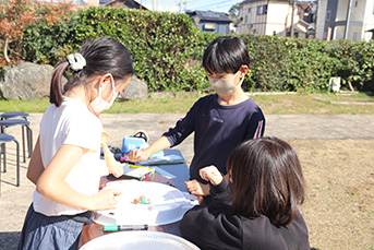 作ったドングリこまで対決