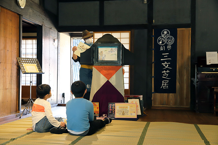 板の間で楽しむ紙芝居は風情いっぱい