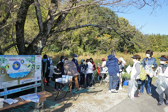 ホタルの里の折戸川で開かれたごみ拾い大会