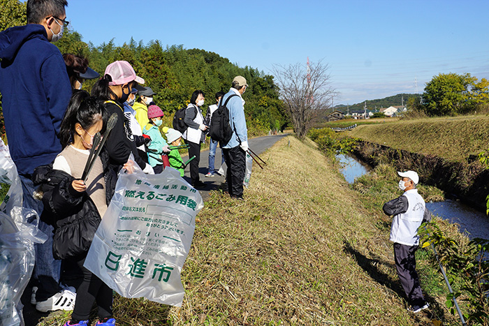 「川を傷めないようにゴミを拾っていきます」