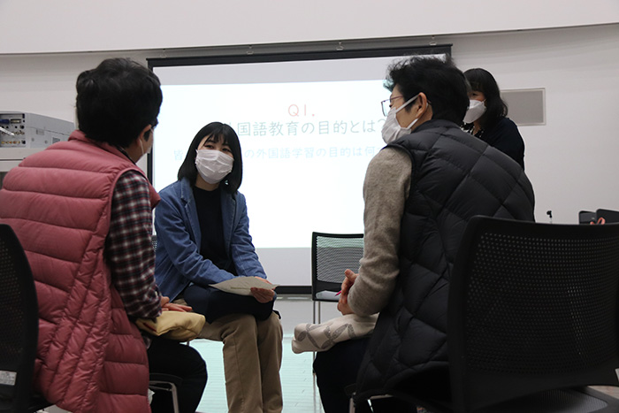 グループになって外国語学習について話し合いました