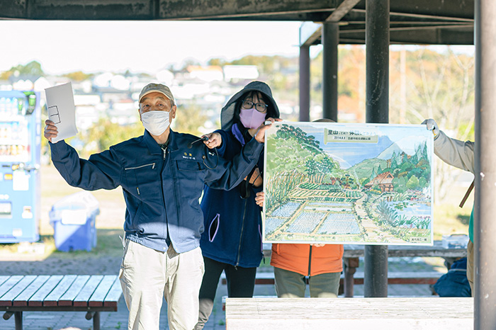 里山について説明をする里山リーダー会のメンバー